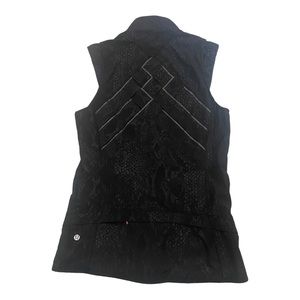 Lululemon Light Speed Reflective Vest Size 4 in Desert Snake Embossed Black
